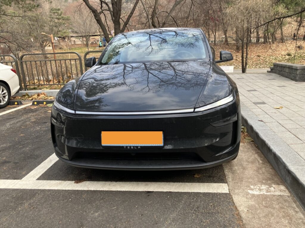 주차된 테슬라 모델Y 주니퍼 전면
