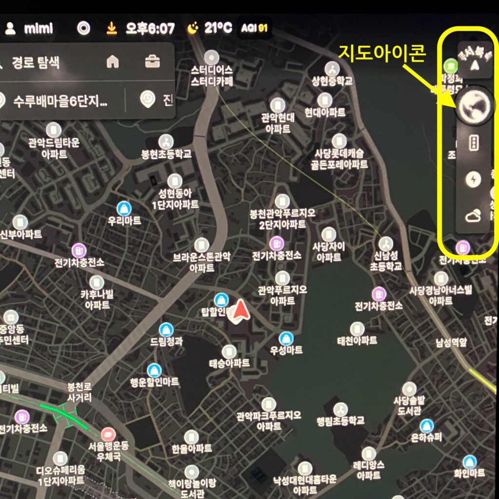 테슬라 터치스크린의 내비게이션 화면 오른쪽 상단 지도 아이콘